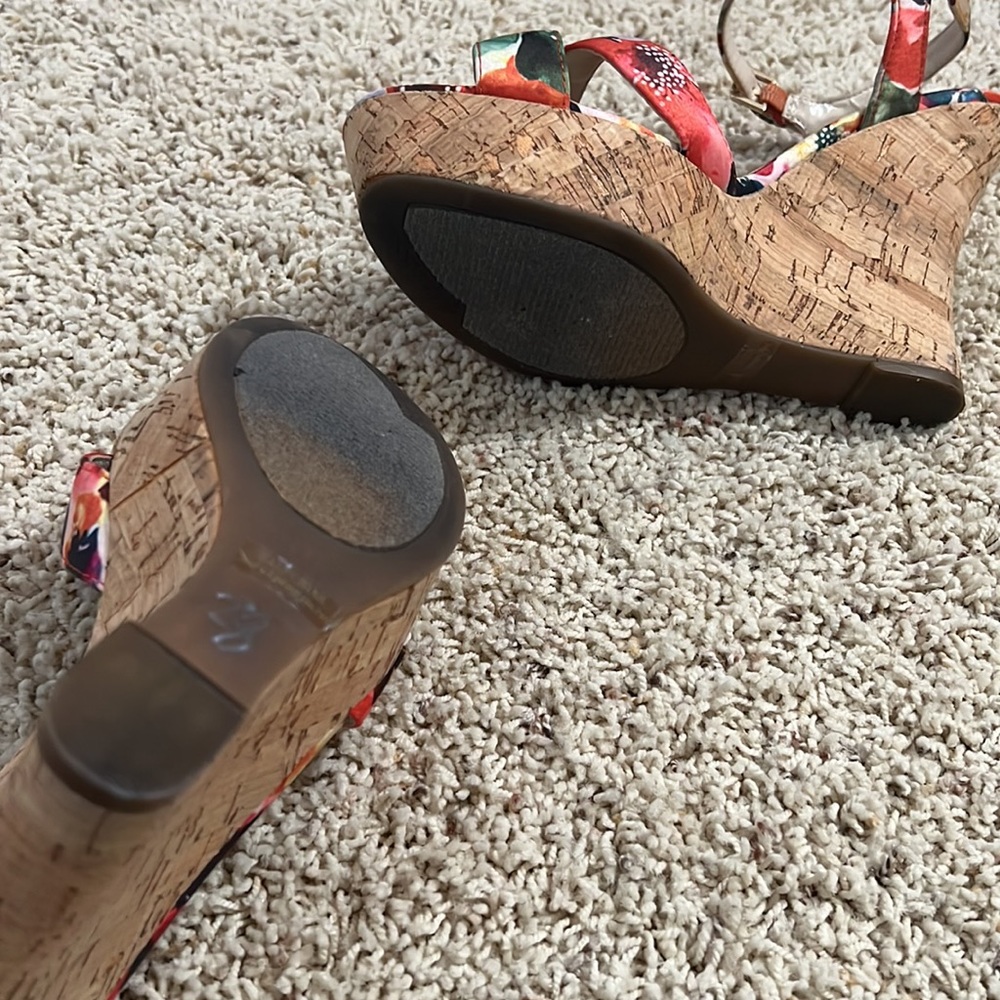 Guess Floral Wedge Sandals (8) - Picture 10 of 10
